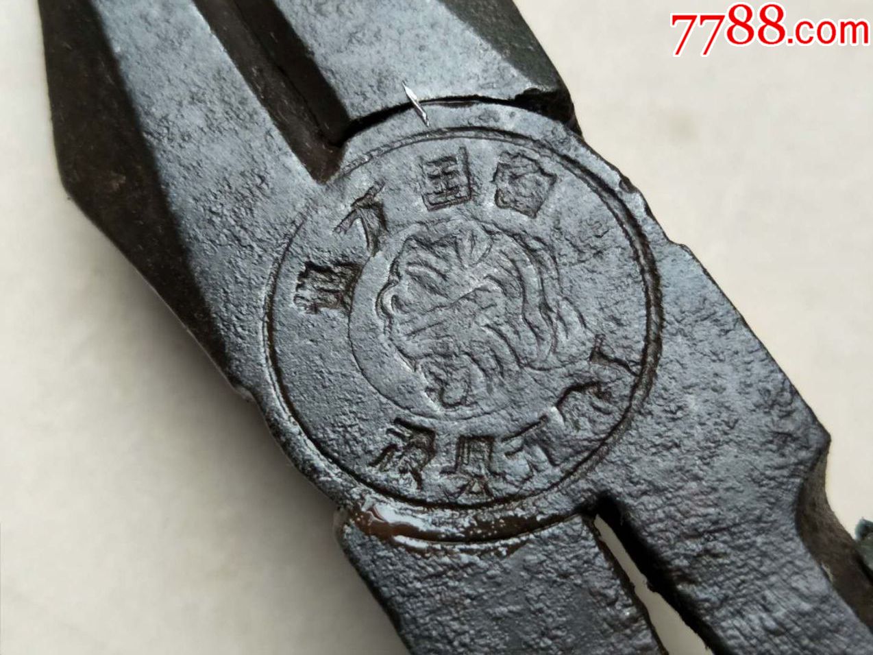 老钳子地方国营虎头标的品相如图