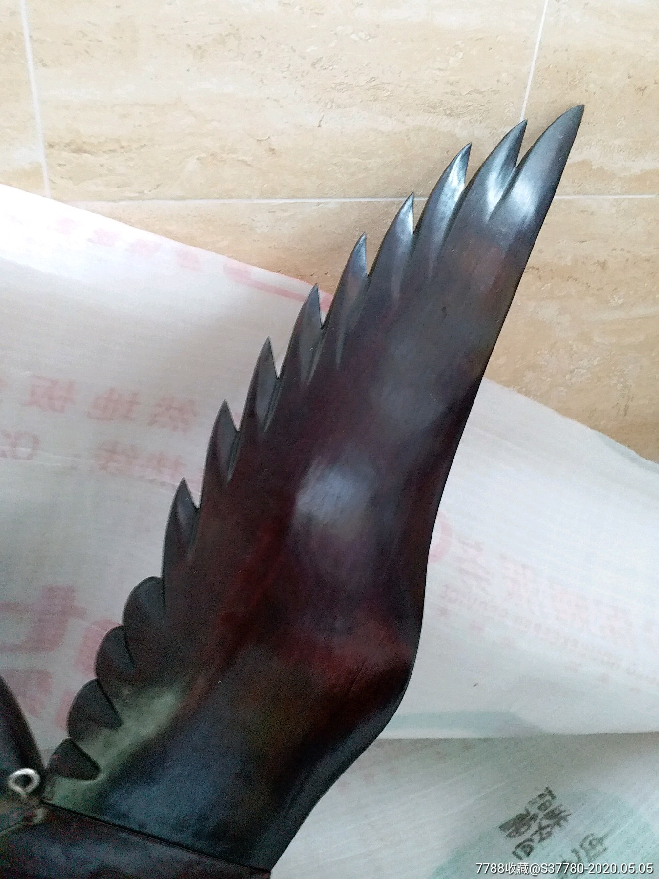 木雕老鹰一个翅膀羽毛嘴后粘上去