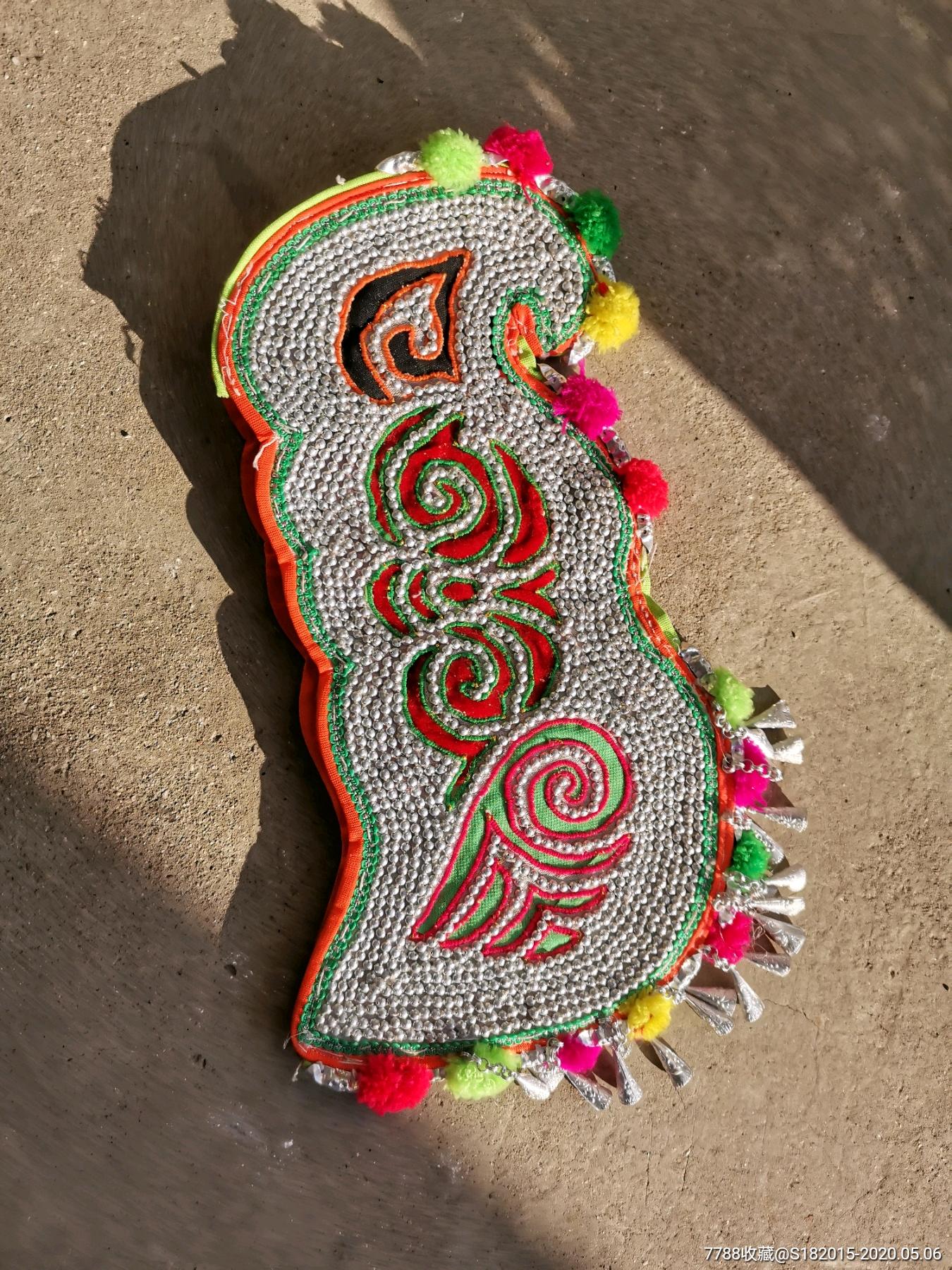 云南少数民族戴的绣花帽子