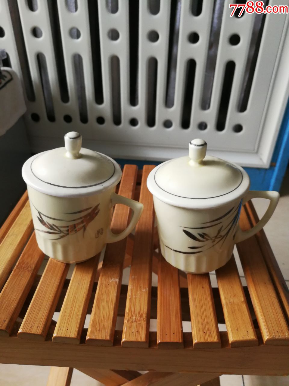 一对老式手绘水杯