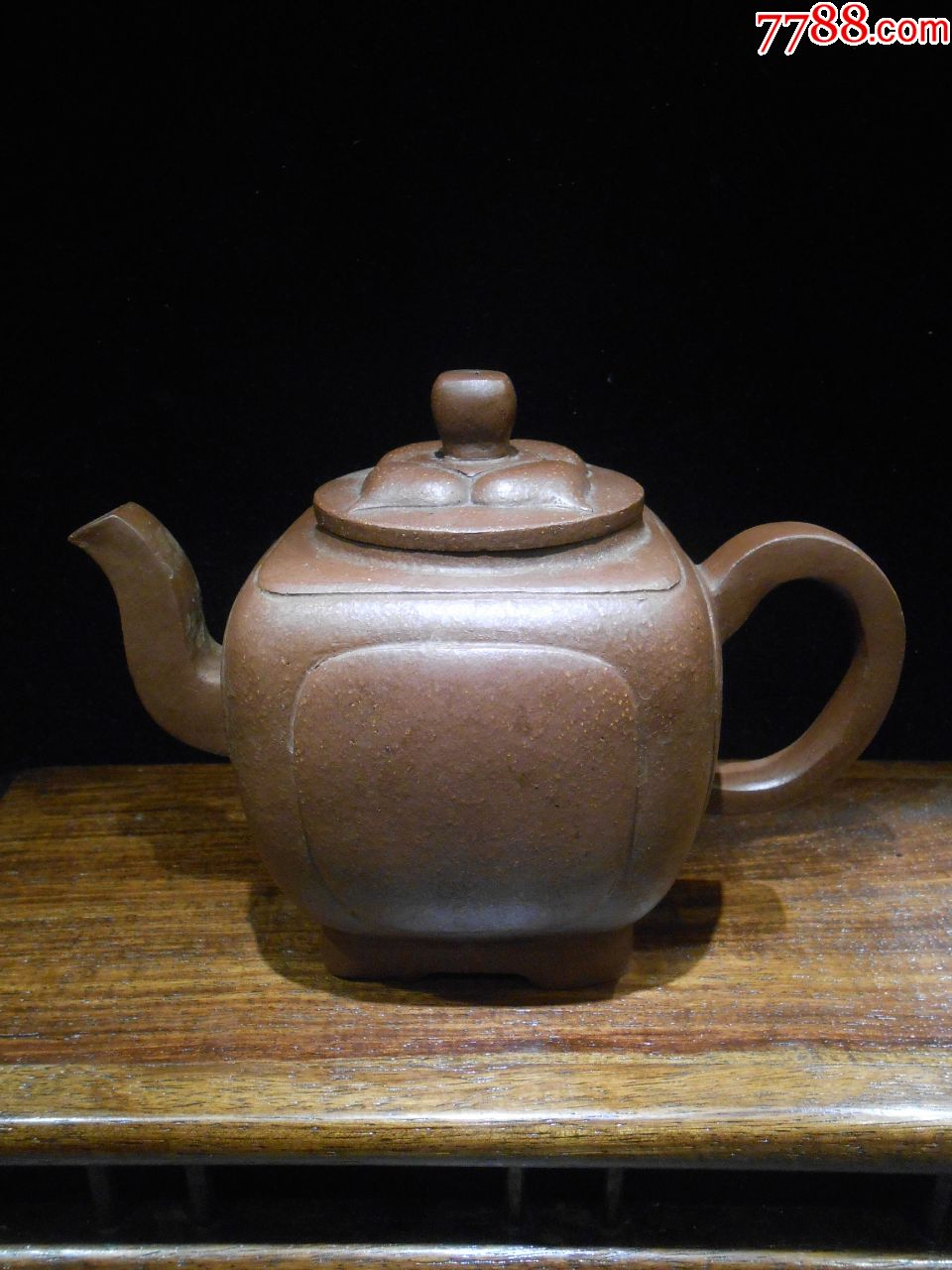 紫砂壶大师裴石民款方形菱花紫砂壶一把,制作考究,底款为"陈明远第二"