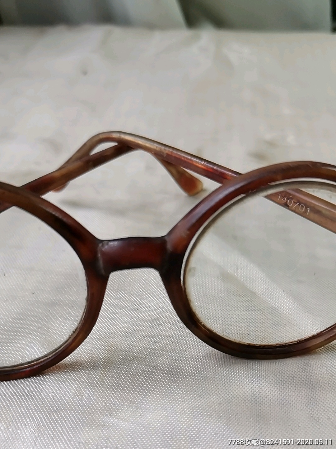 民国:水晶老花镜(因收缩镜框与镜片存在松动严重松动)