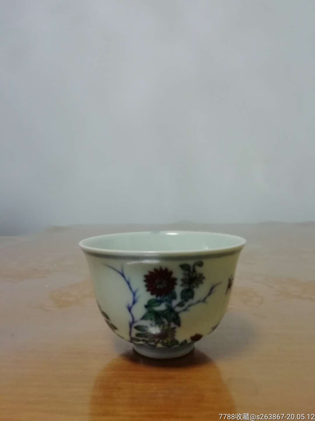 明成化斗彩飞蝶花卉小杯_价格3000元【明清时期瓷器】_第1张