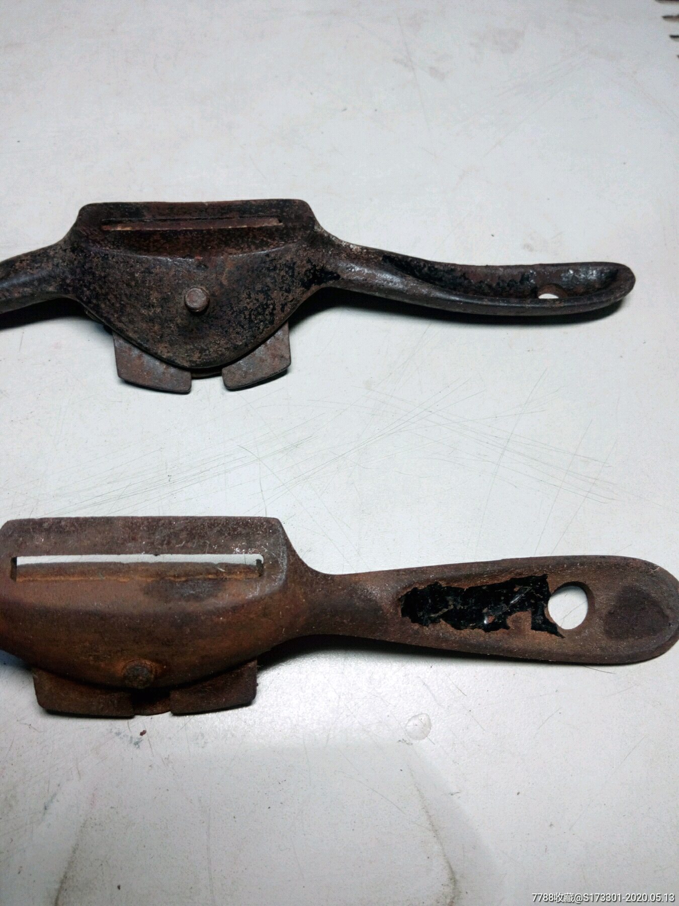 两把铁刨