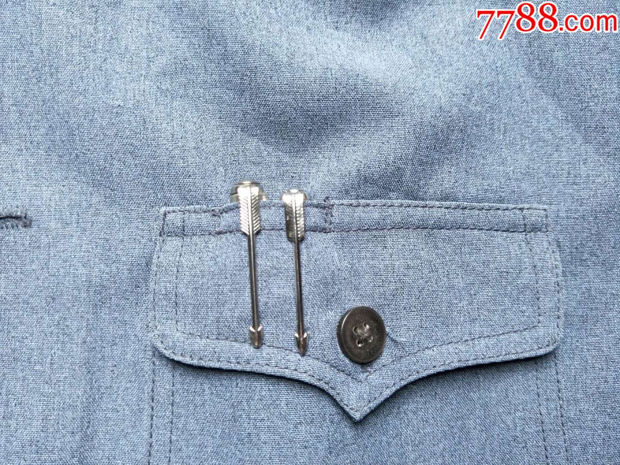 七十年代左右中山装,接近全新品,上衣袋有插笔孔,见图,笔不是拍品