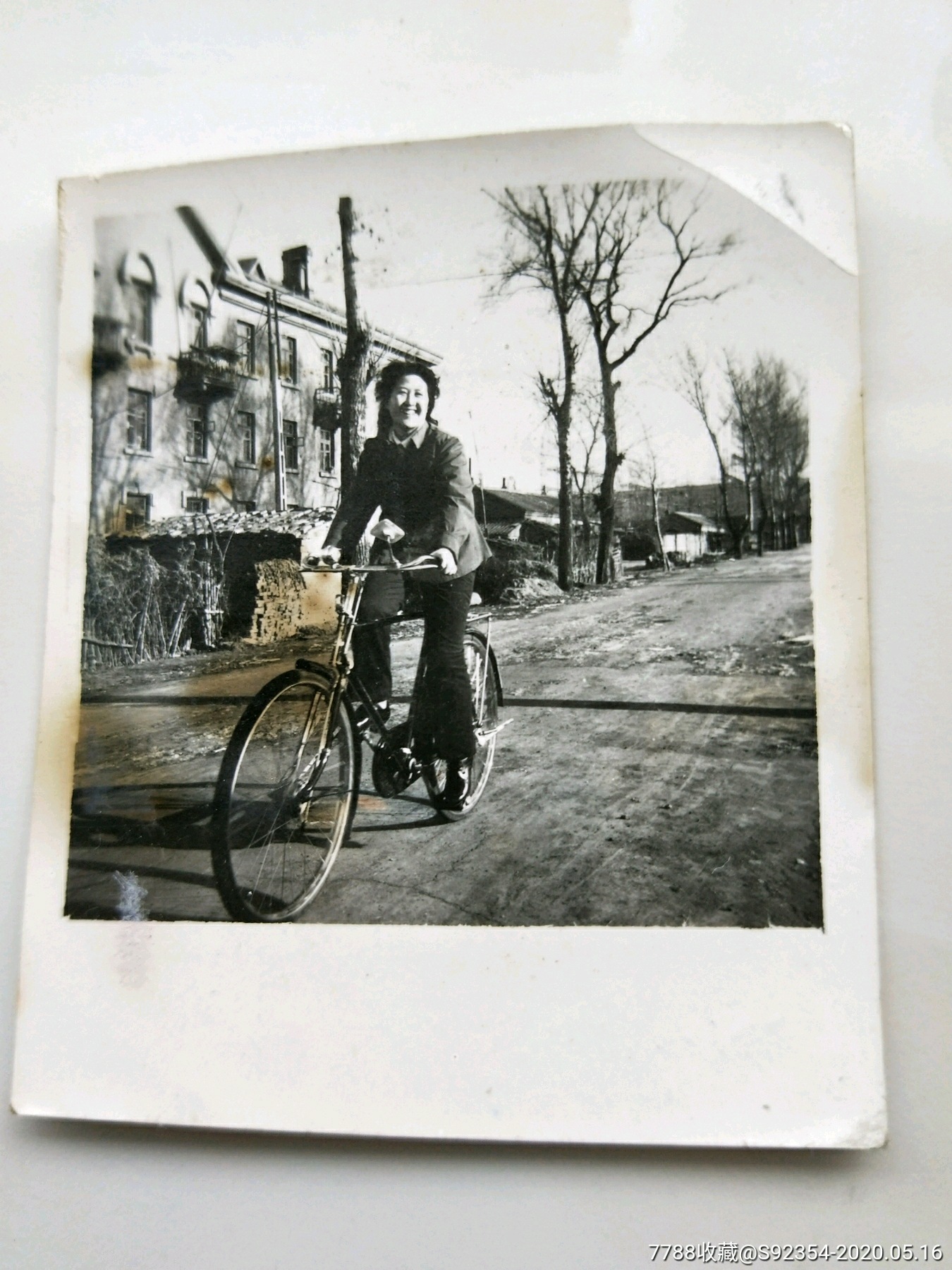 骑自行车的姑娘