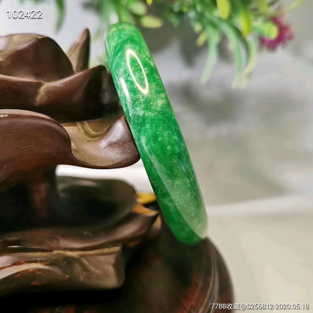 【旧藏】回流的清代时期帝王绿冰种翡翠手镯一支.