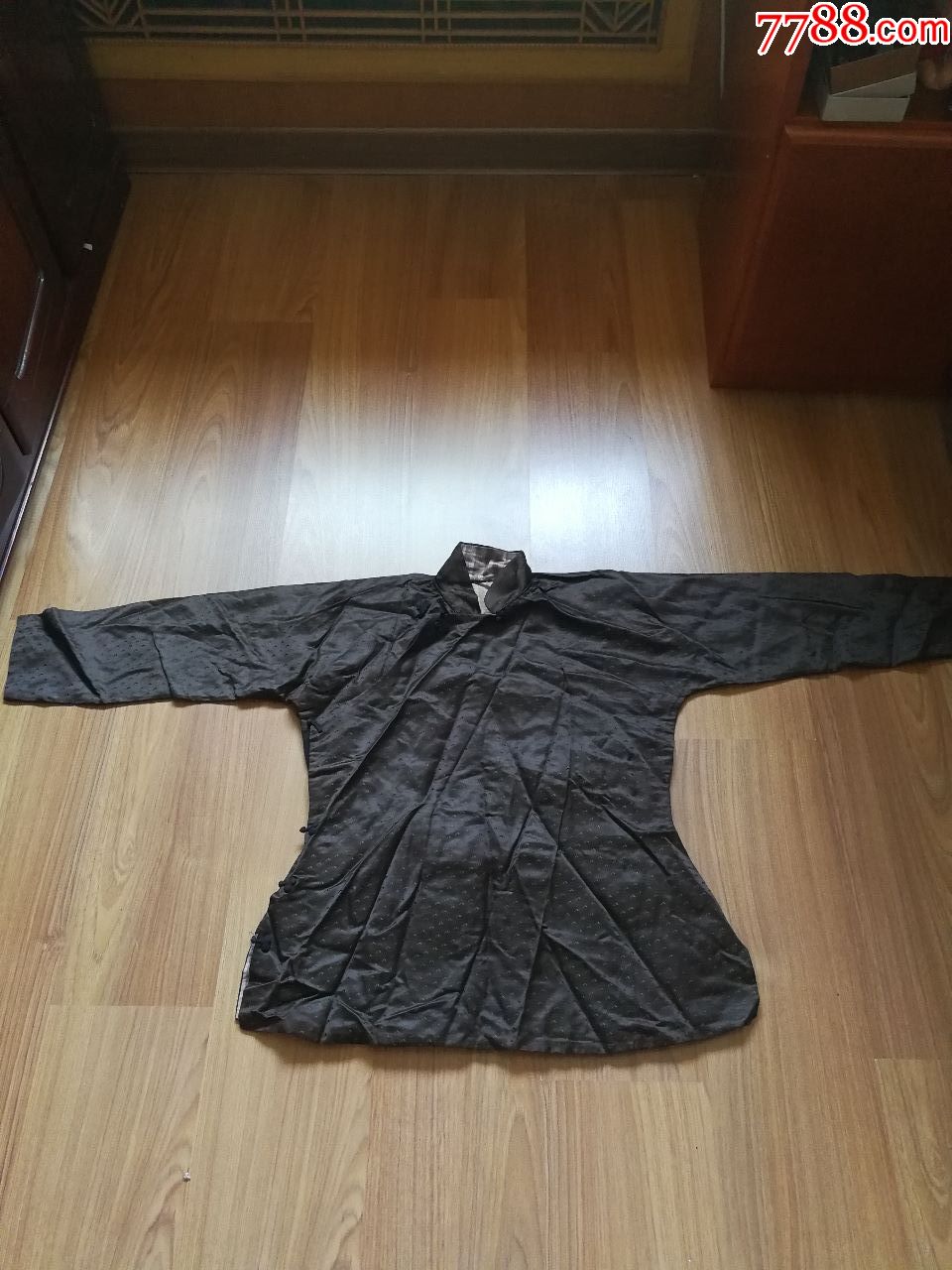 老式缎面偏襟女士上衣