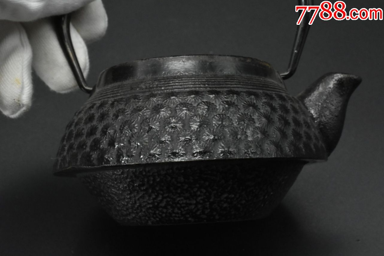(p5570)《日本南部铁器》铁壶一个设计精美壶身有款带漏网