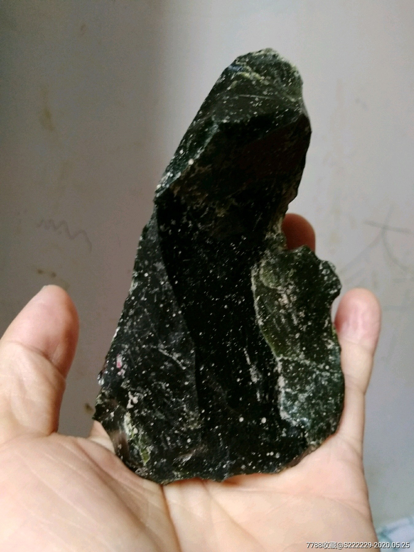 一块墨绿的发亮石头