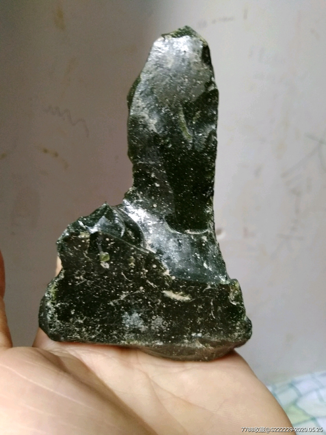 一块墨绿的发亮石头