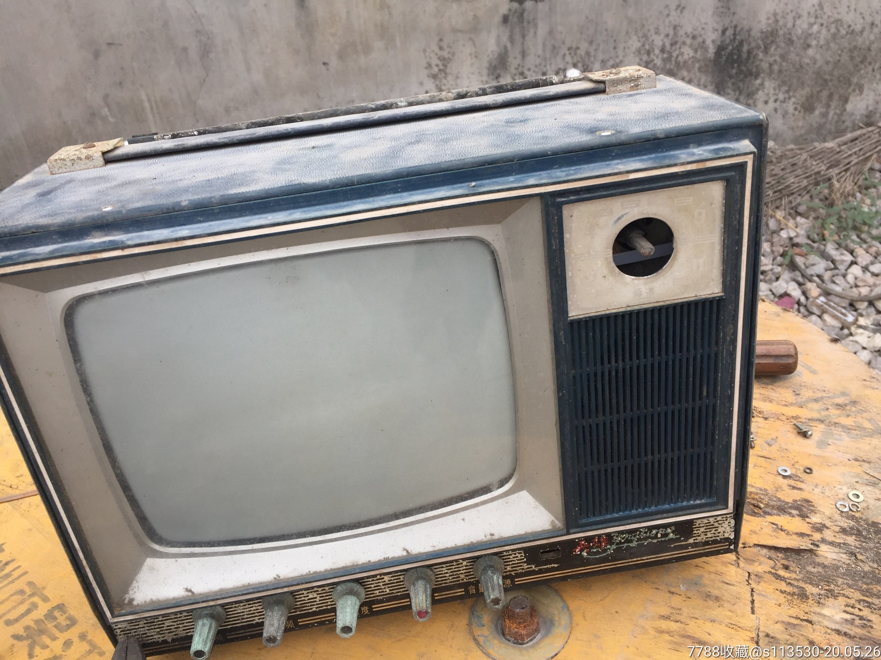 9寸英雄黑白电视机,少钮,有灰没清理,免争议五品以下