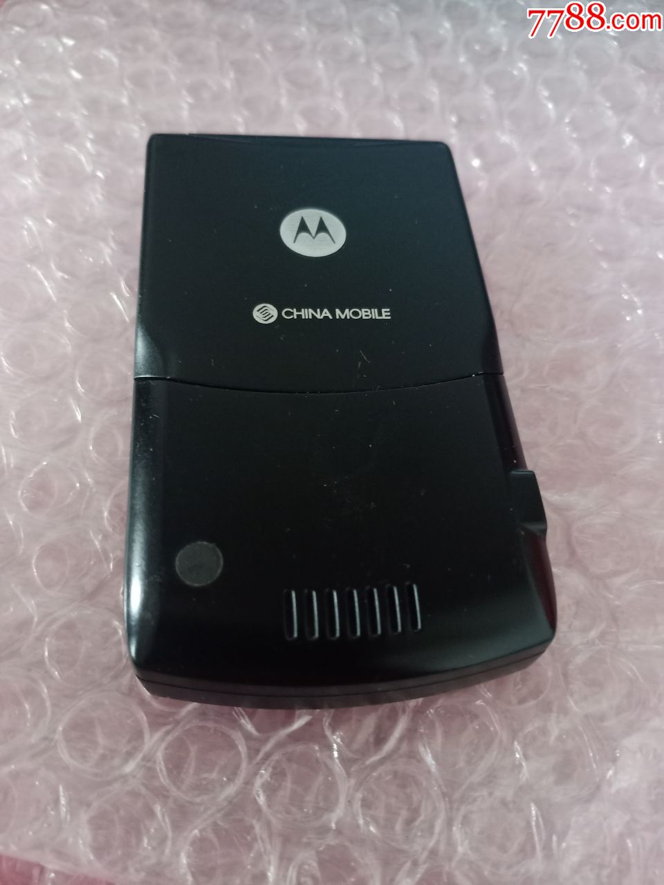 一台经典收藏黑色摩托罗拉motorola,v3翻盖老式手机