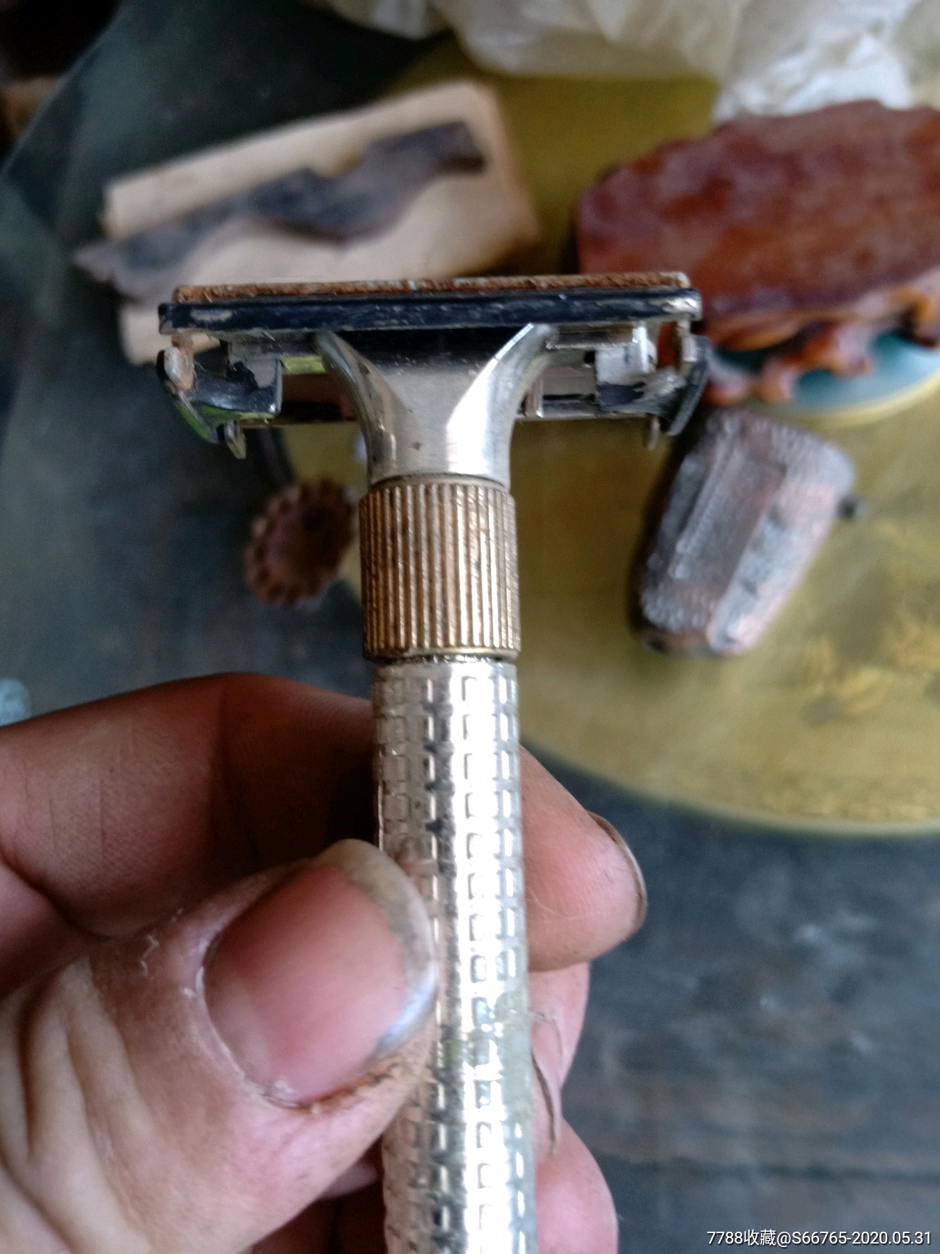 怀旧老剃须刀架