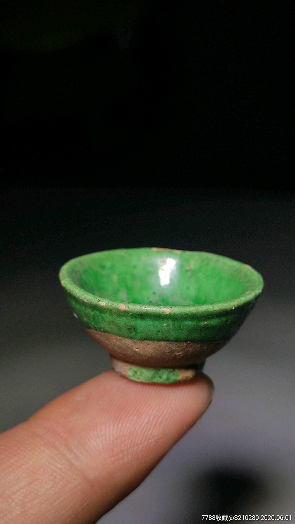 汗绿釉小瓷杯