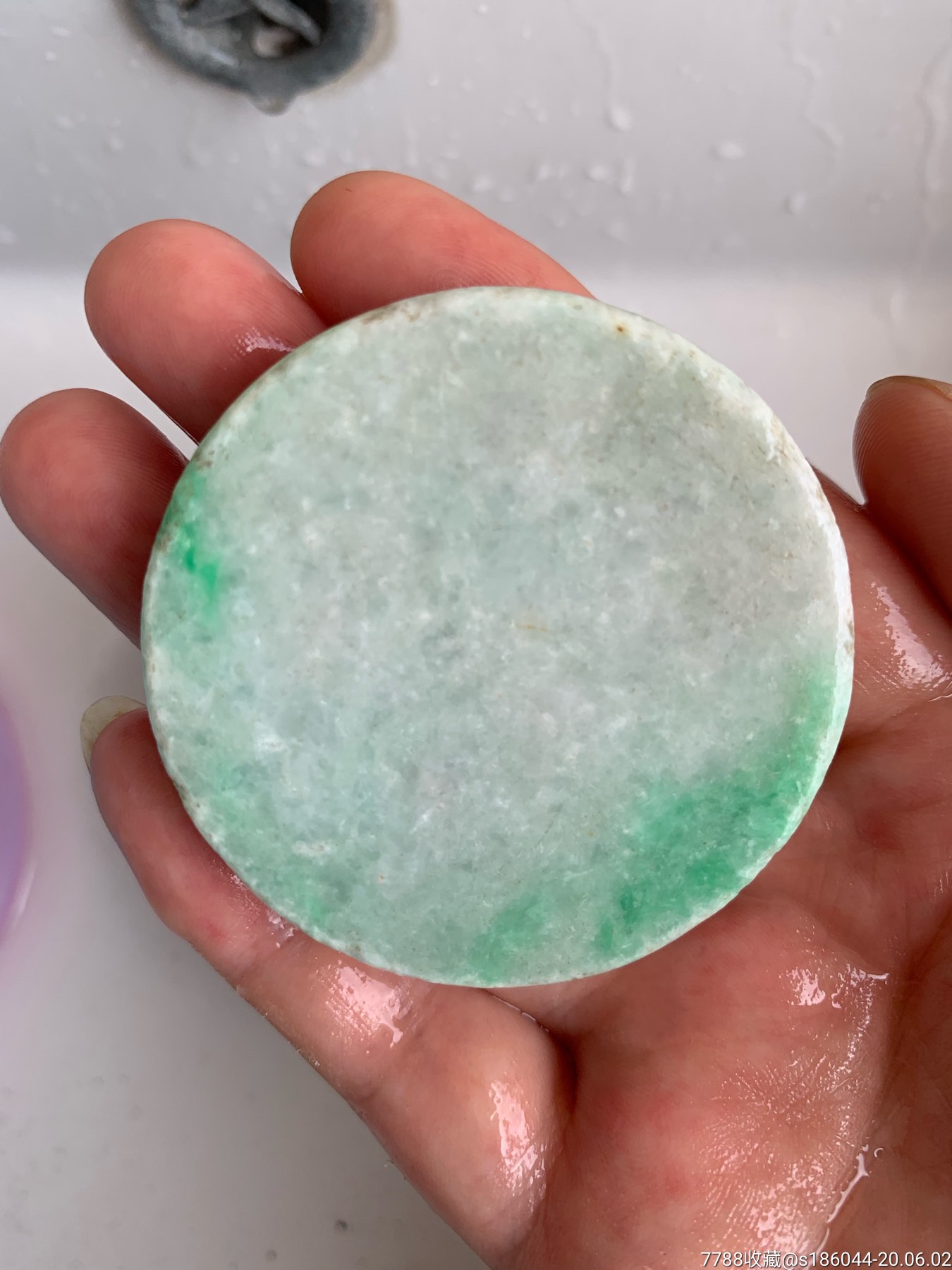 天然翡翠a货飘绿手镯心颜色好