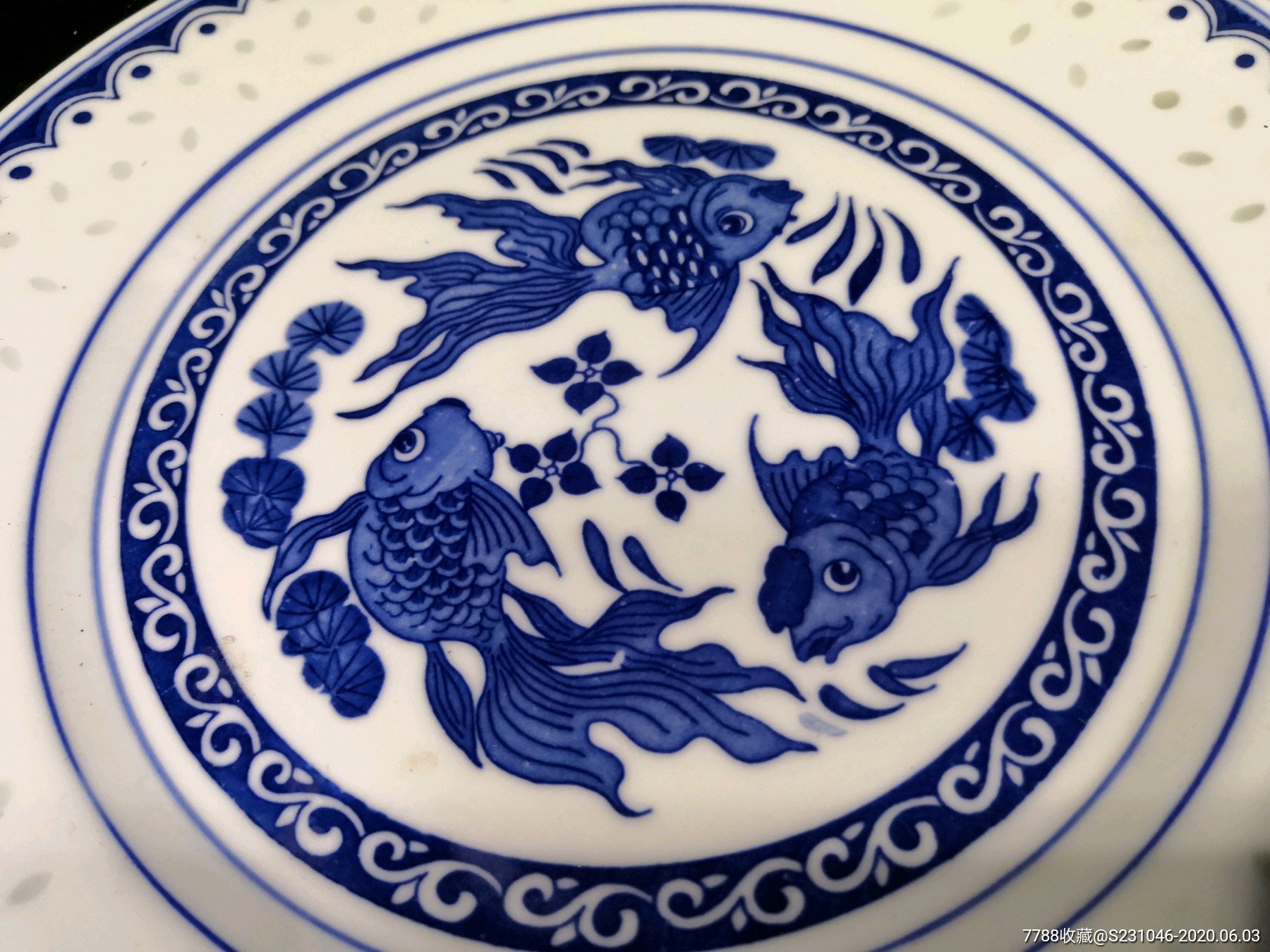 早期光明瓷厂美研室青花玲珑金鱼纹盘