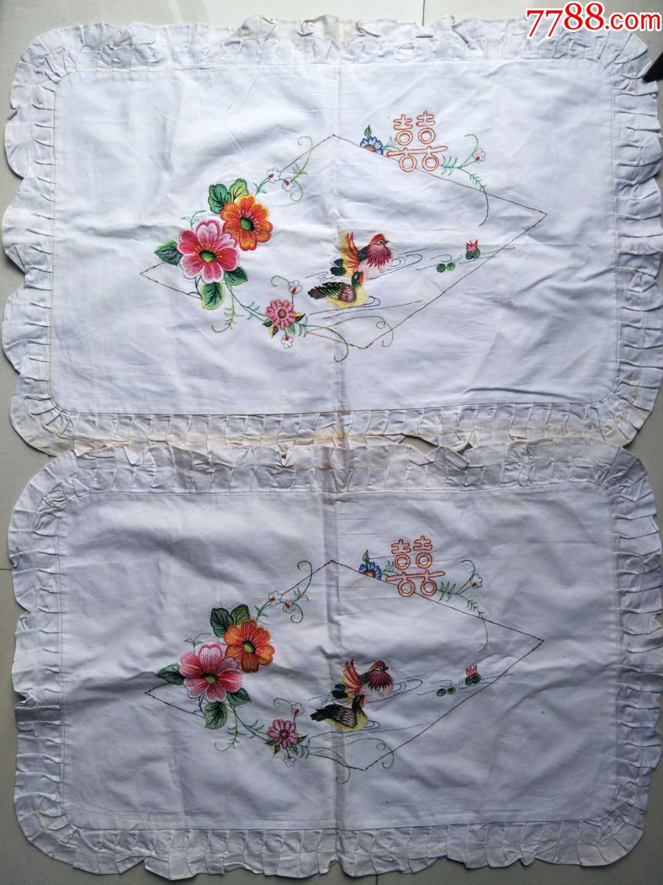 八十年代左右枕头一对全新品图案不错保存中有轻污图可见