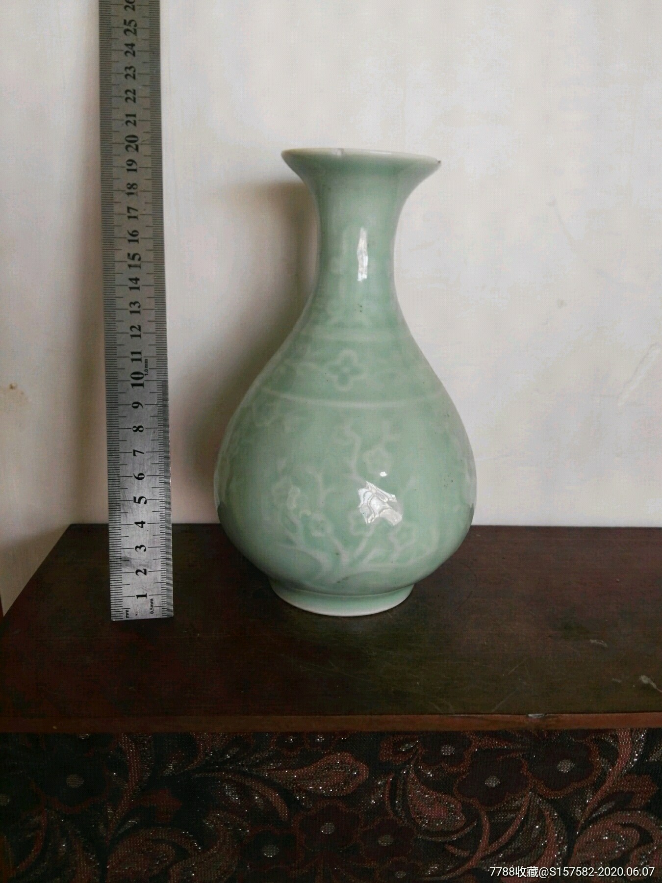 文革时期龙泉窑刻花赏瓶