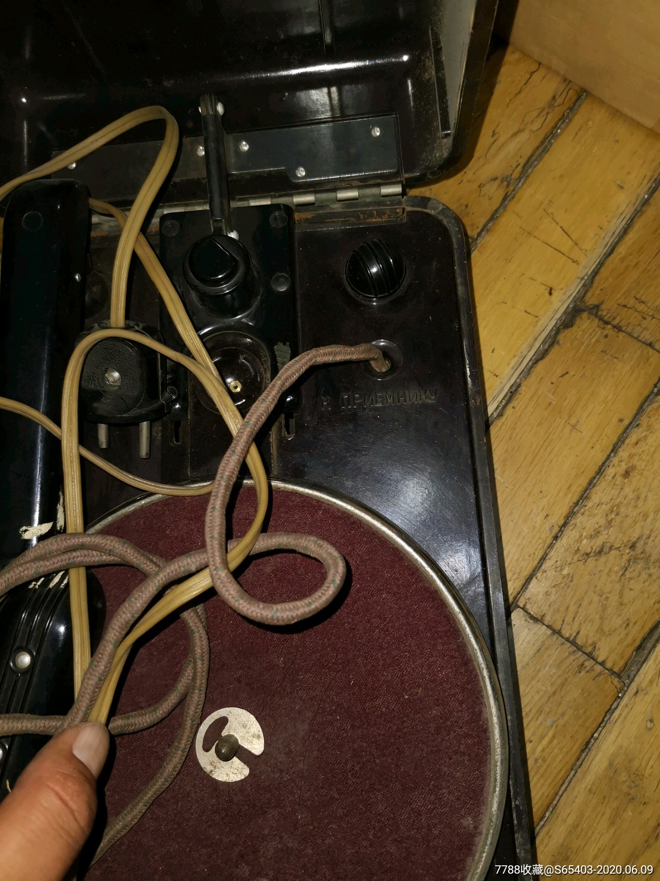 早期胶木外壳电唱机一台,品相如图