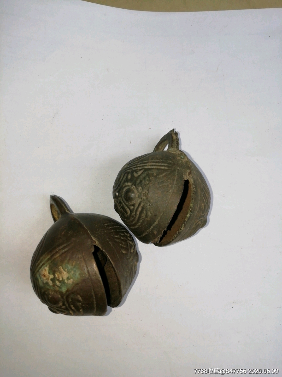 一对带图案铜铃铛