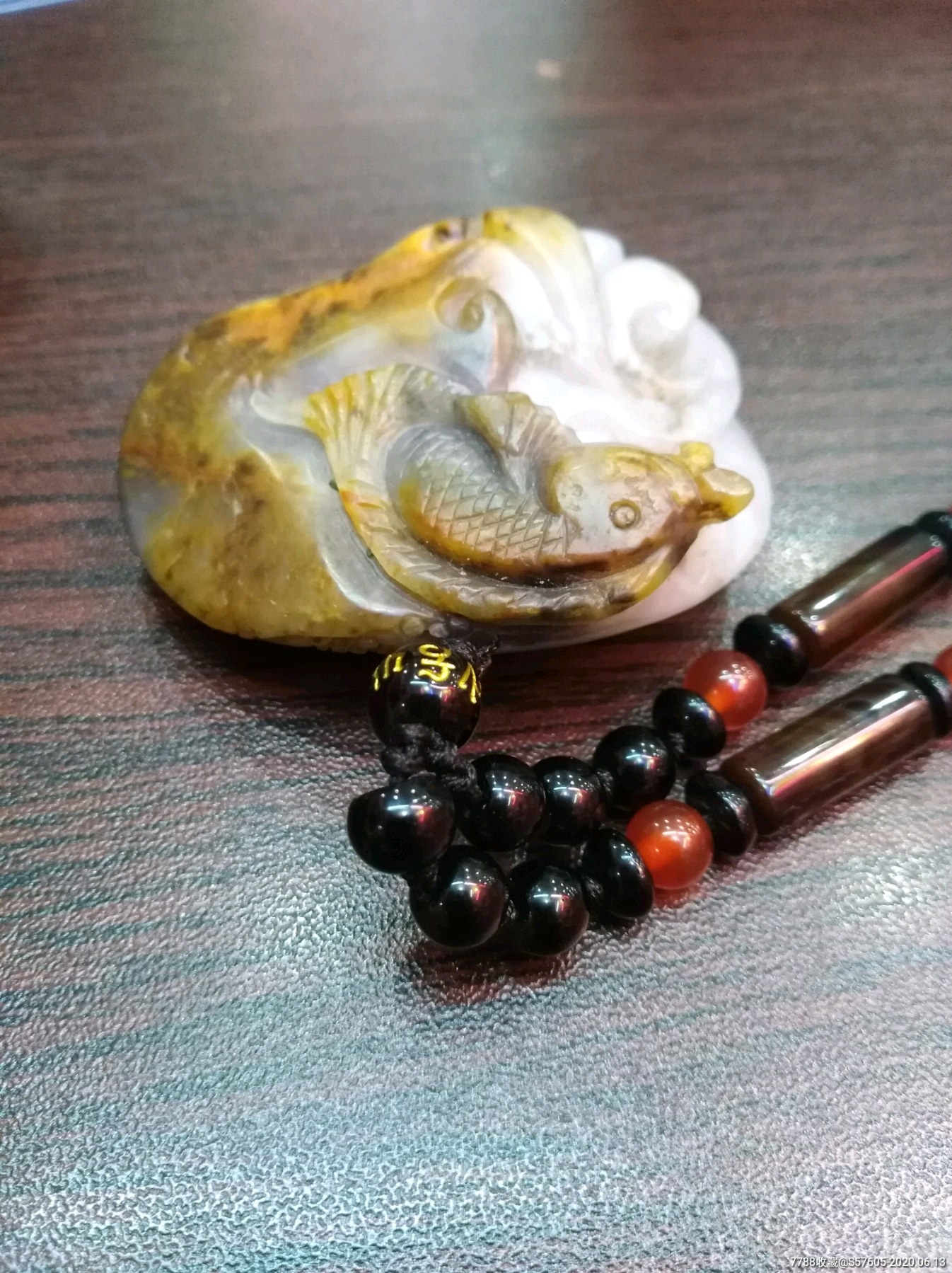 清倉處理!新疆和田玉籽料三色帶皮殼手工巧雕魚入大海掛件!帶國檢證書