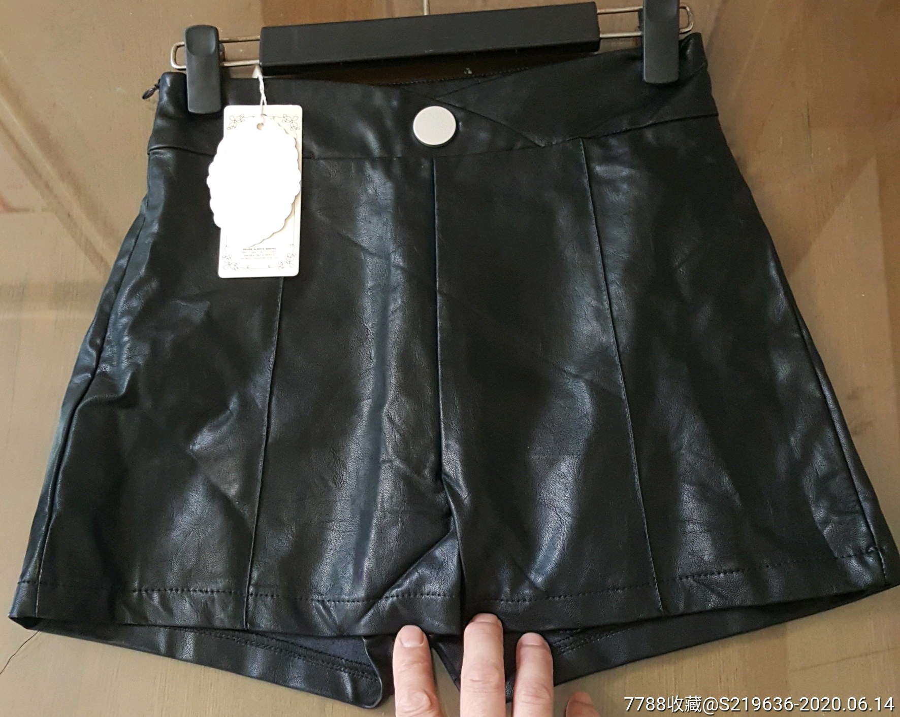 女性皮短裤