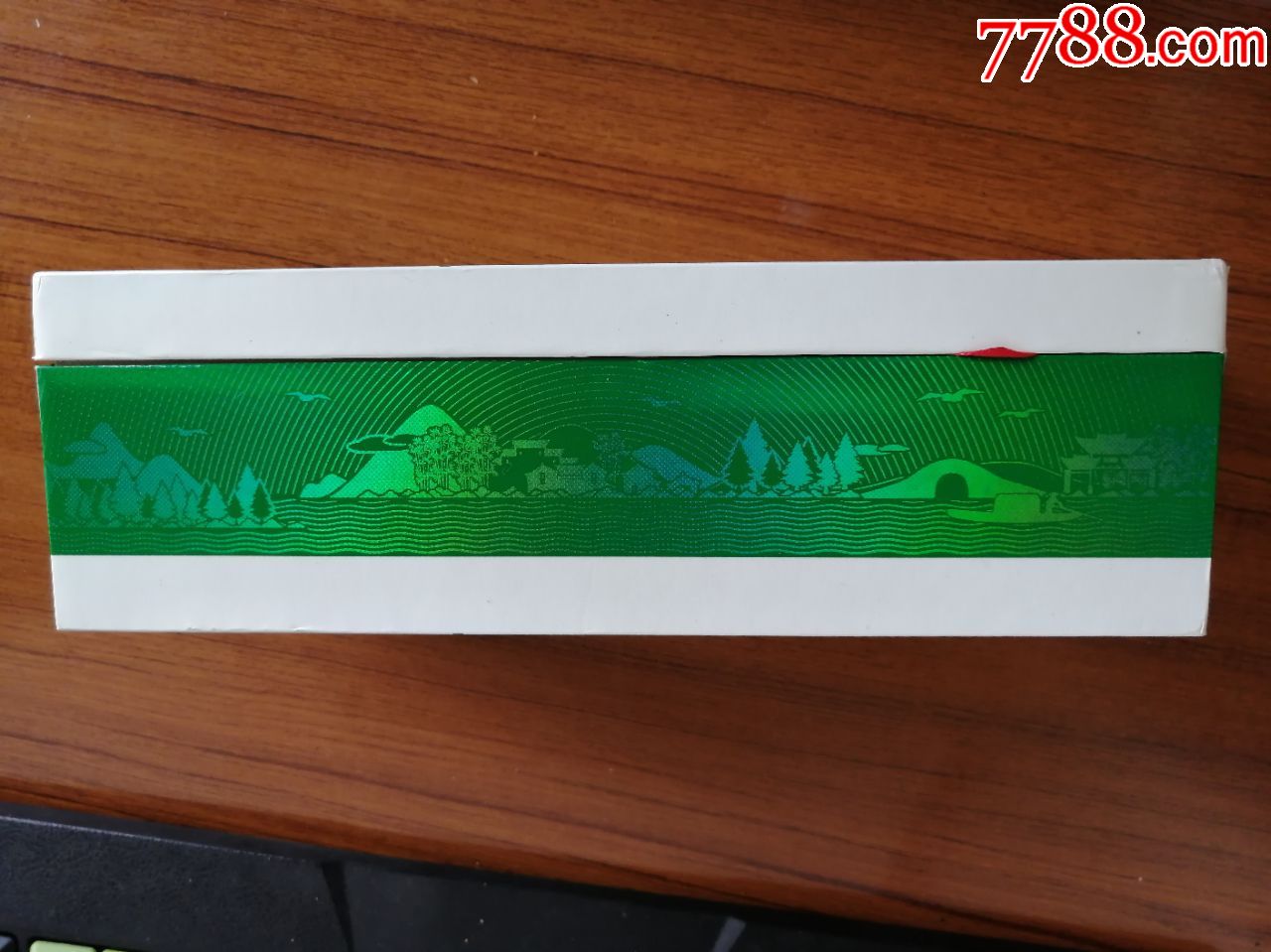荷花青山绿水扁盒图片