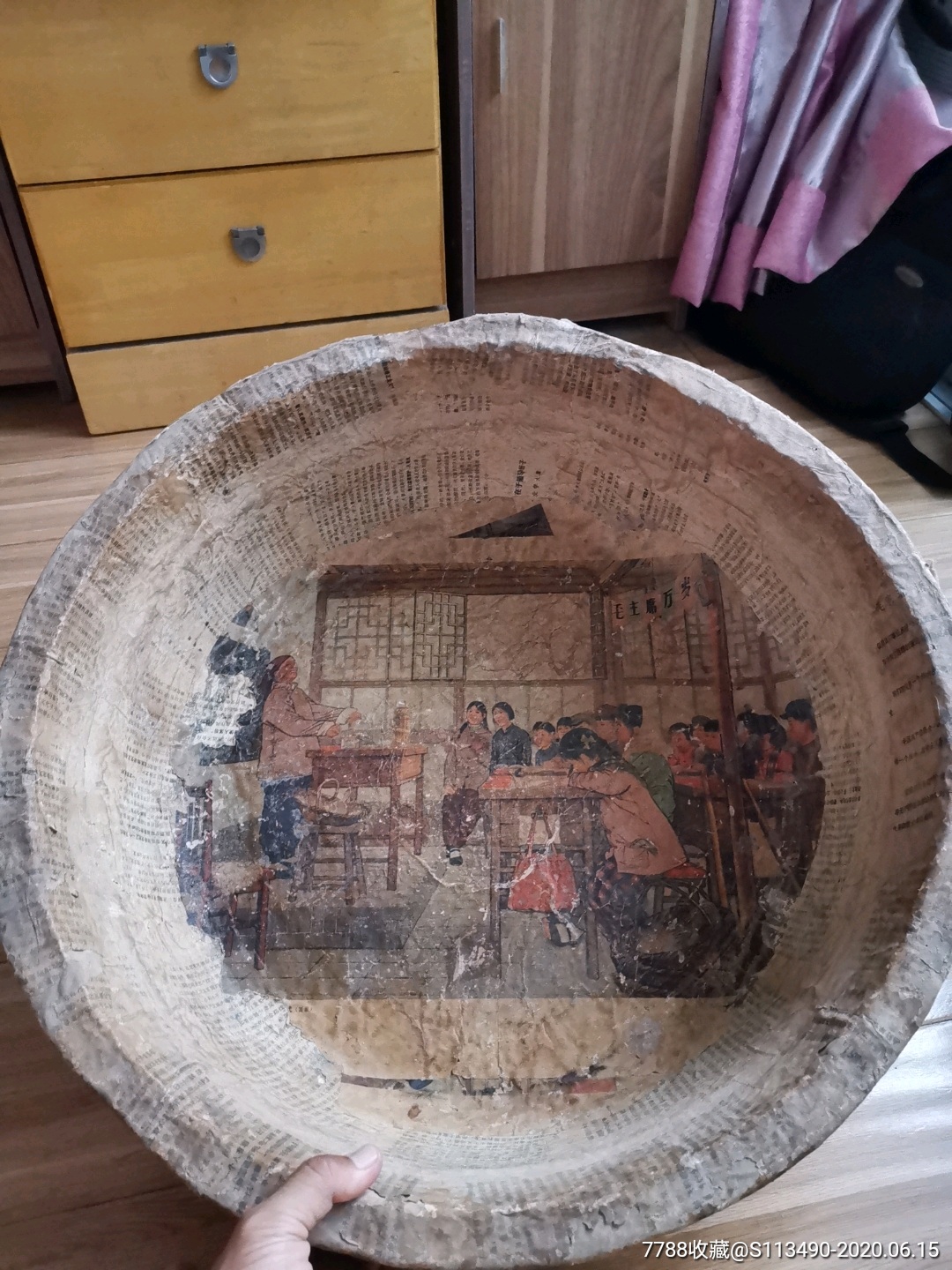 文革时期的纸糊盛具有文革画