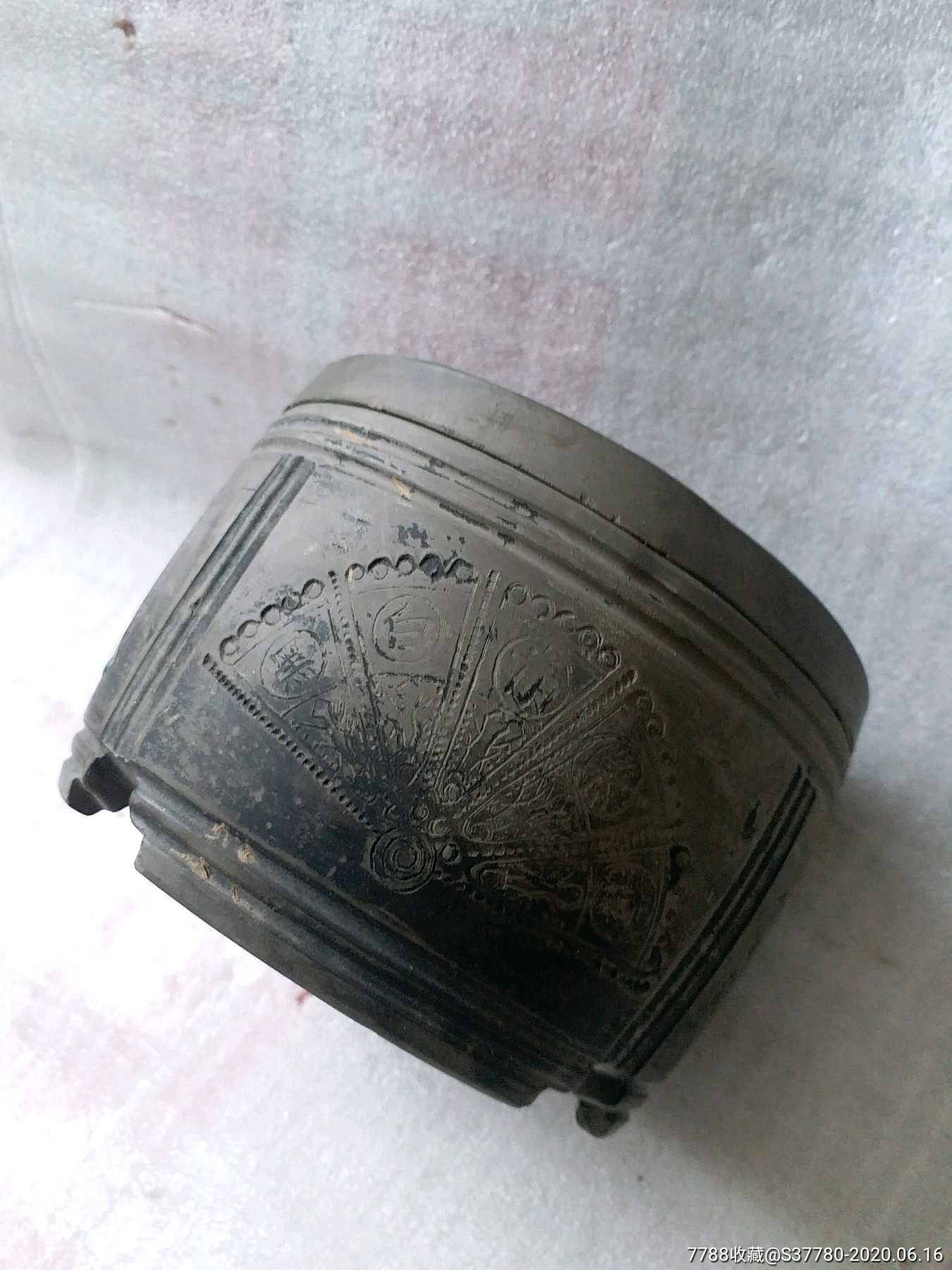 蛐蛐罐盖有点小磕皮