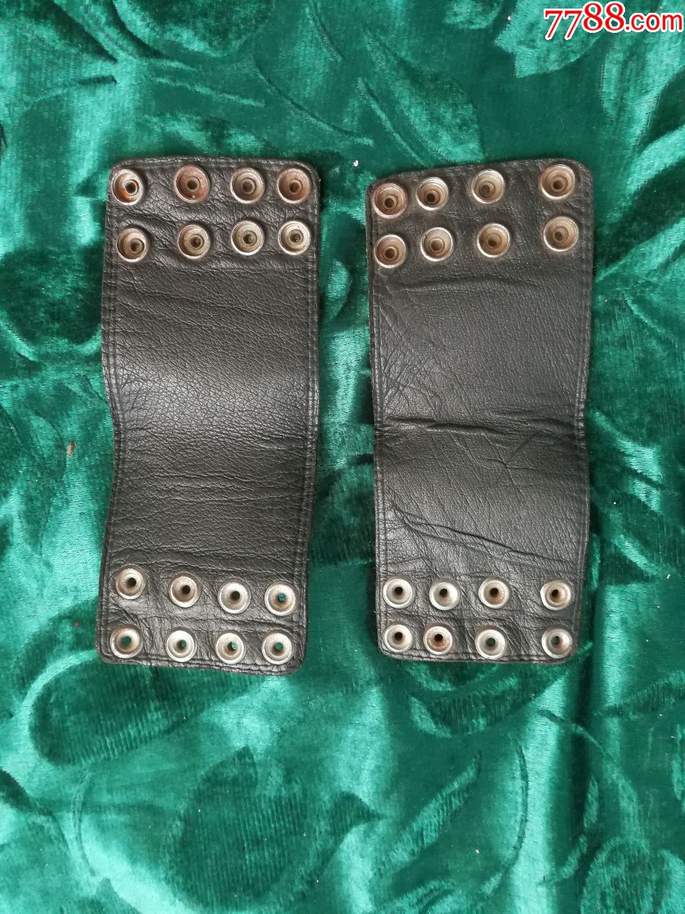 一对老式皮质护腕