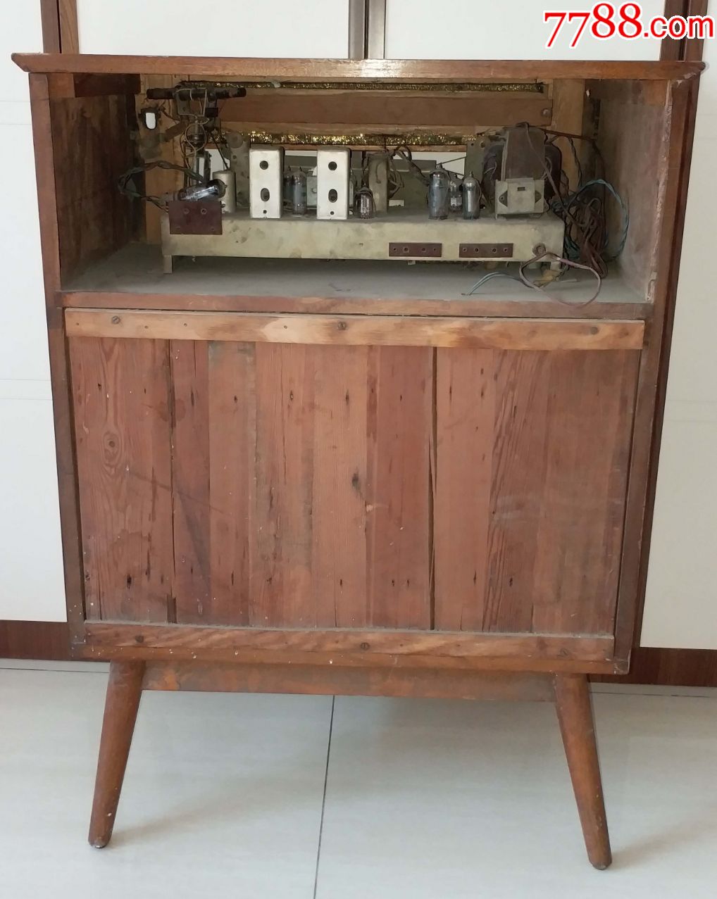 上世纪六十年代前后92厘米高国产落地式收音机