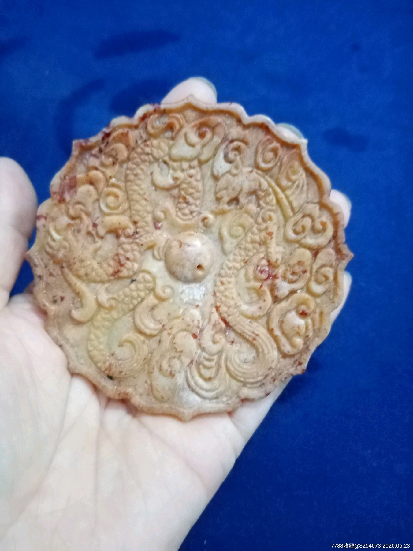 双龙戏珠纹玉镜