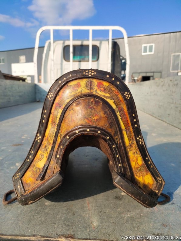 清代王公贵族之用品楠木外包牛筋纯手绘双龙戏珠人物马鞍做工精美