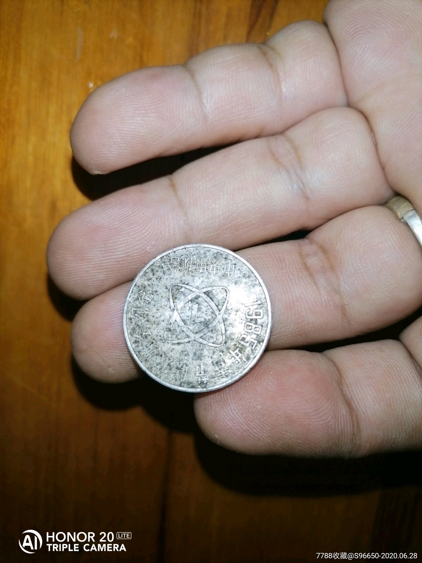 1985年,春节联欢晚会纪念章一枚,品弱,实物拍摄,品相如图,看好再拍