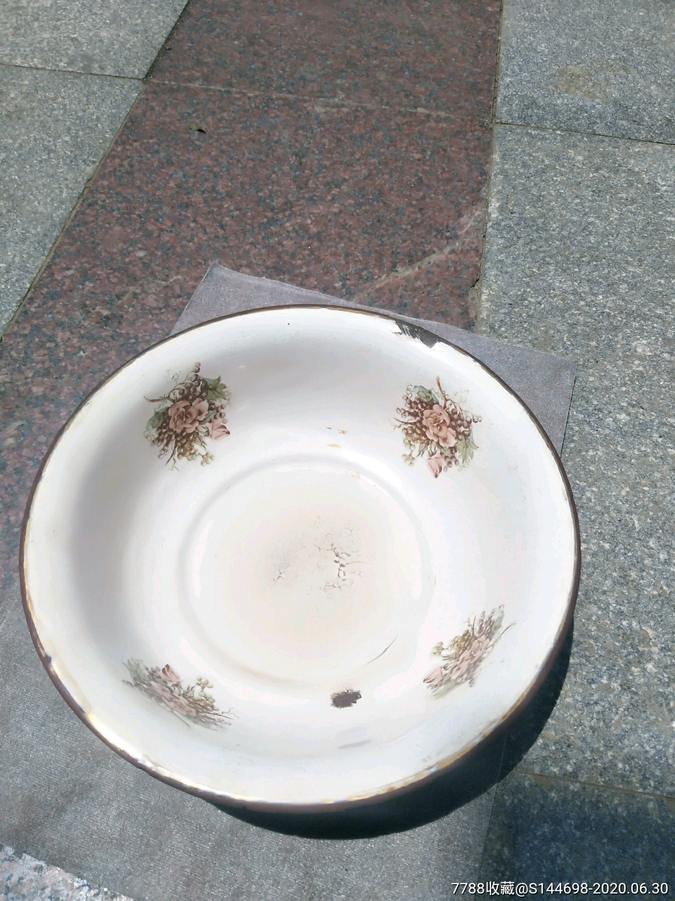 民国金边花卉搪瓷碗一只,保存完好没有穿洞金边清晰可见