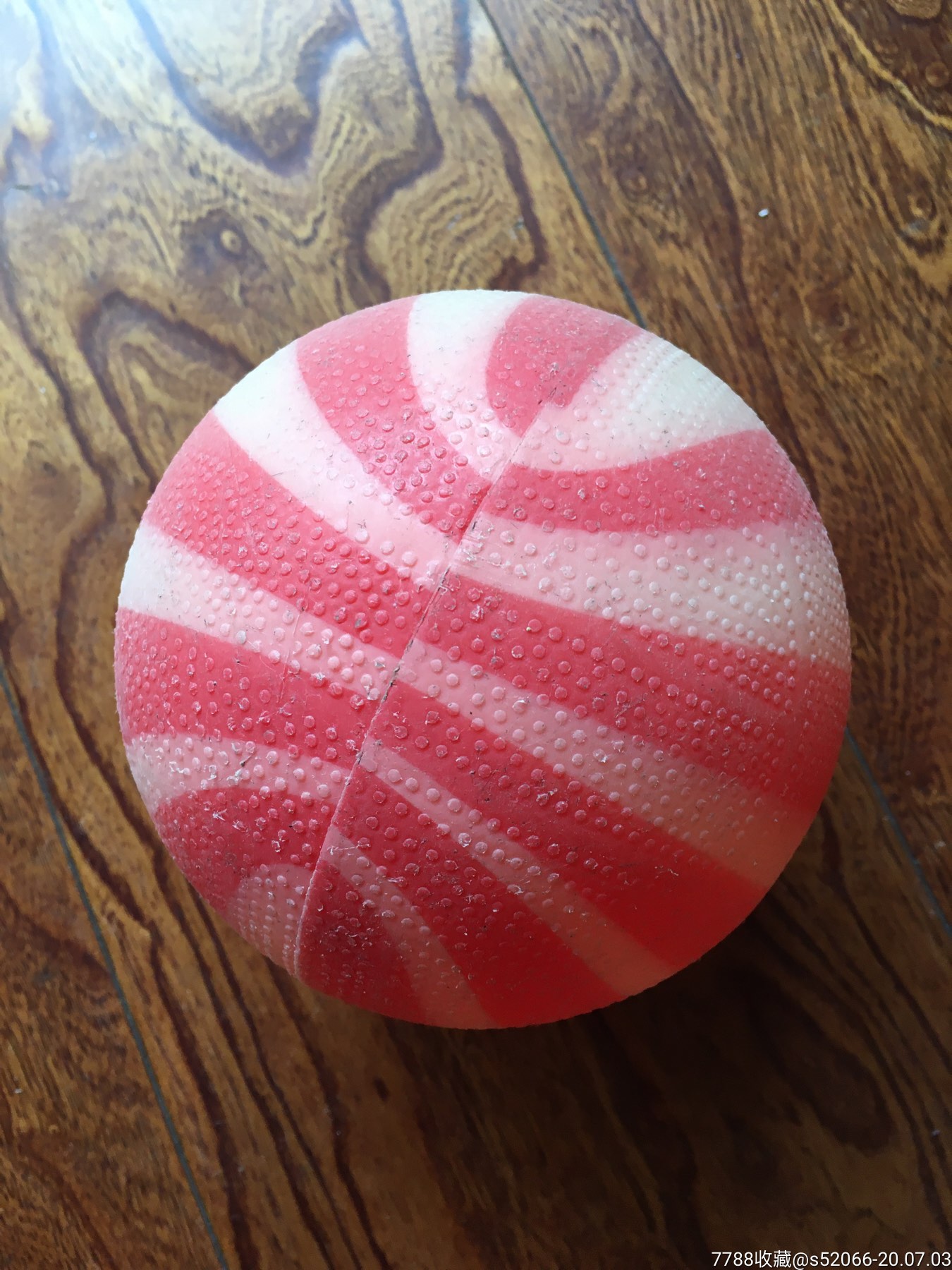 塑料红色条纹球