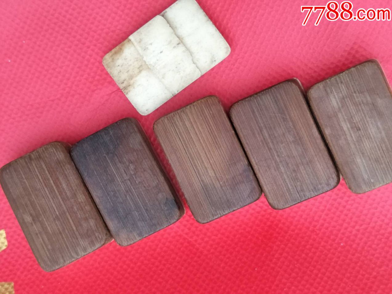 几块麻将牌,前面是骨质的,背面是竹子的,当配件拍,品相如图