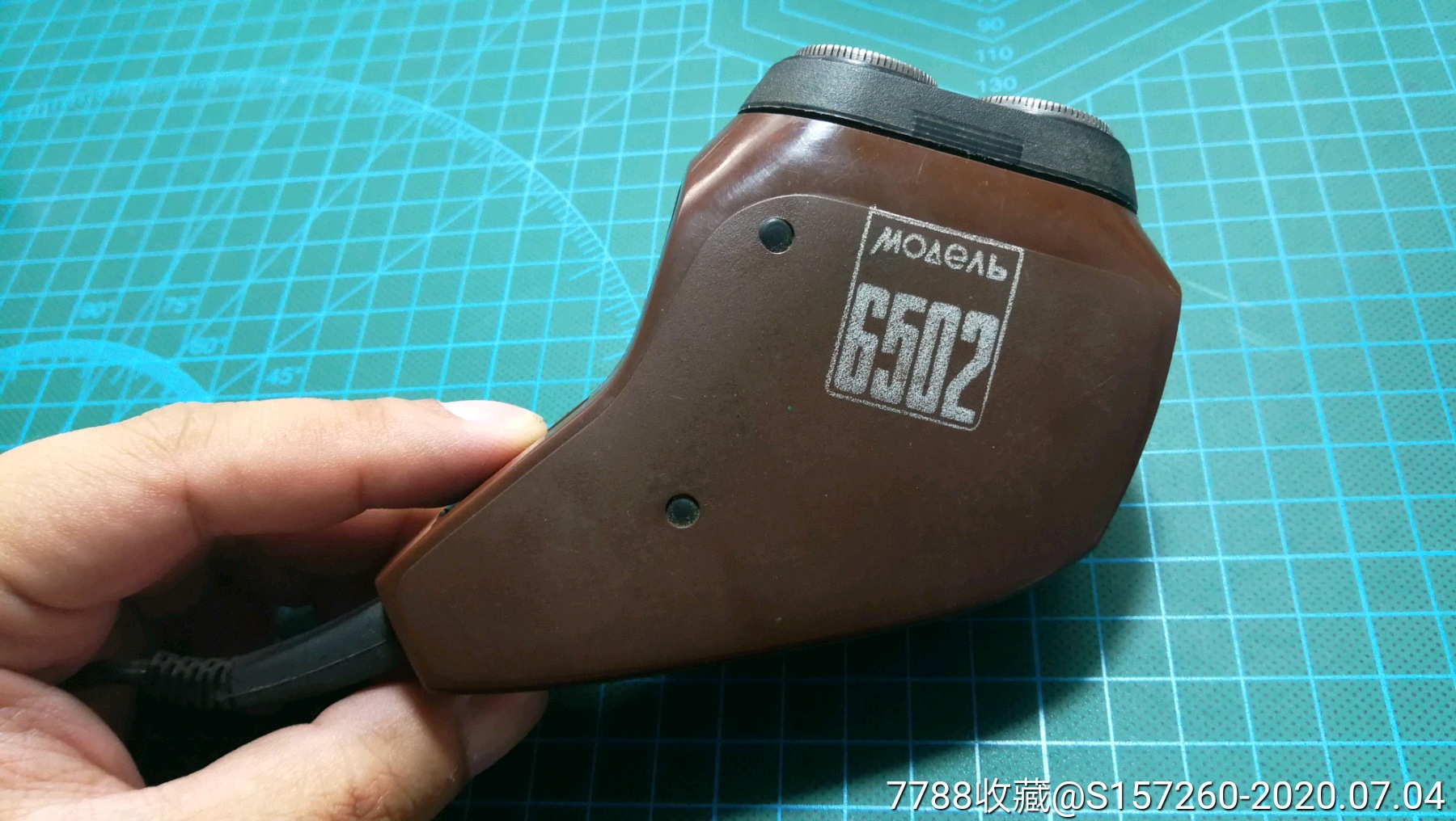 一台收藏的前苏联电动剃须刀,看不懂品牌.