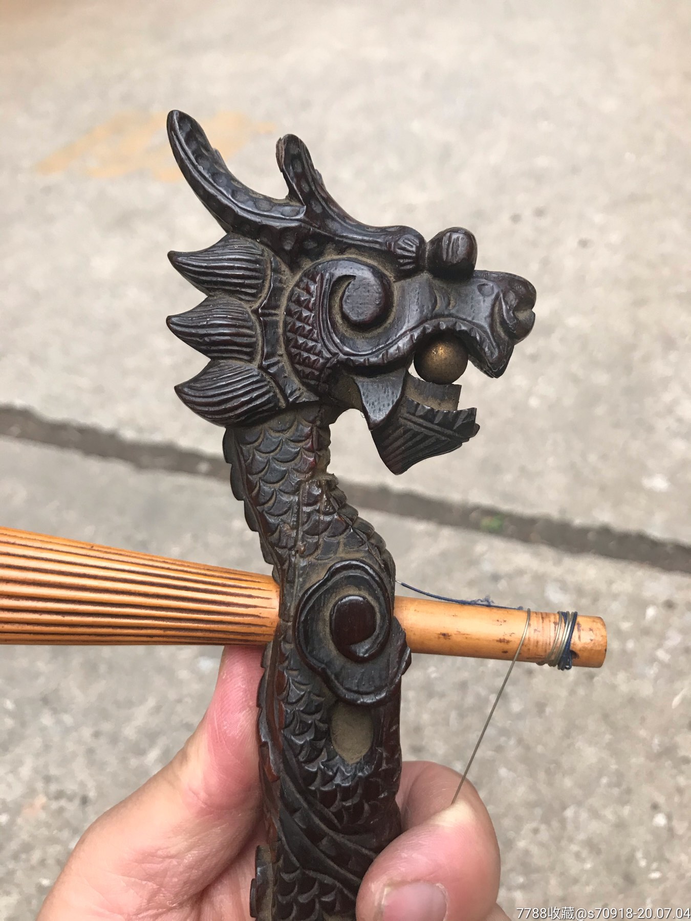 龙头二胡脖子处有老修,掉了一小块,用手指指出了.