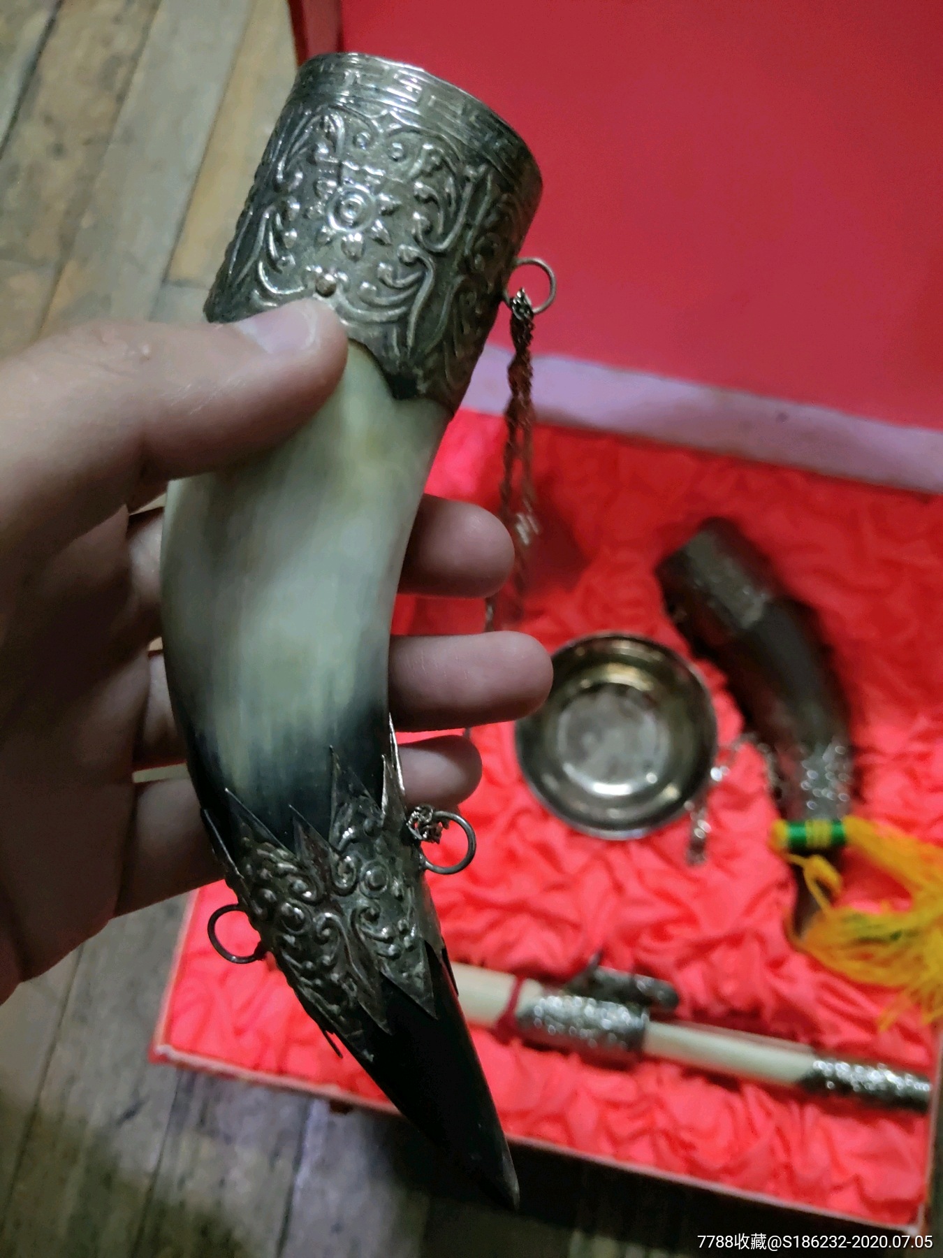 两对牛角一个铁碗一把精致小*首