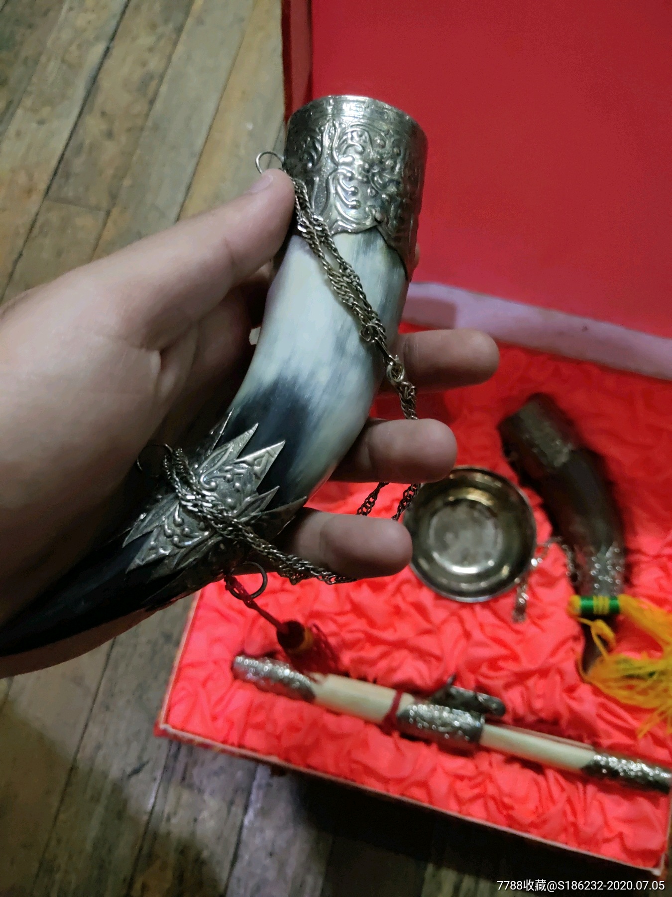 两对牛角一个铁碗一把精致小*首