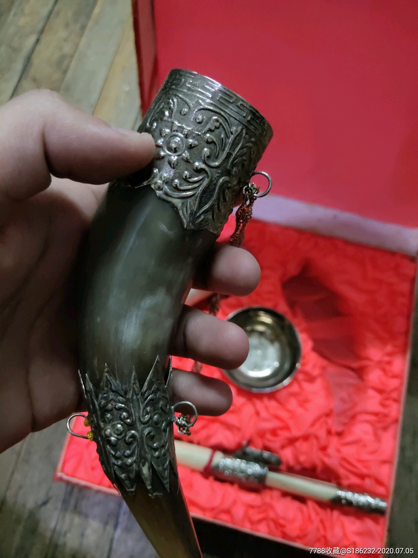 两对牛角一个铁碗一把精致小*首