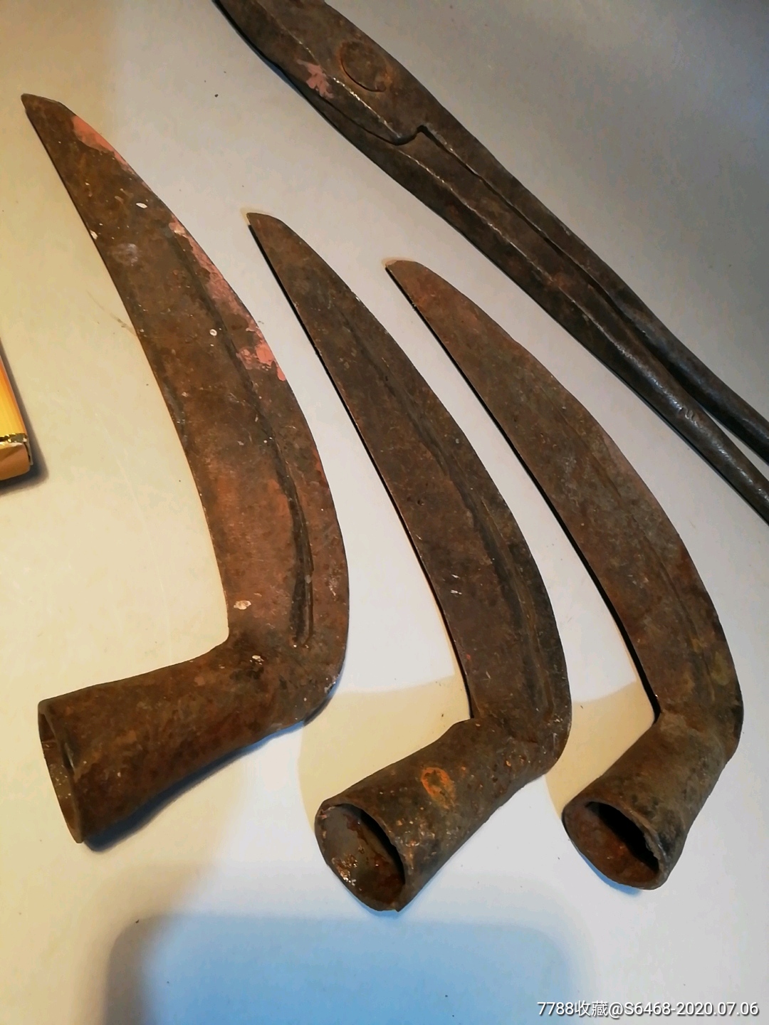 铁匠铺,手工锻打的,镰刀3把,加一个夹子.