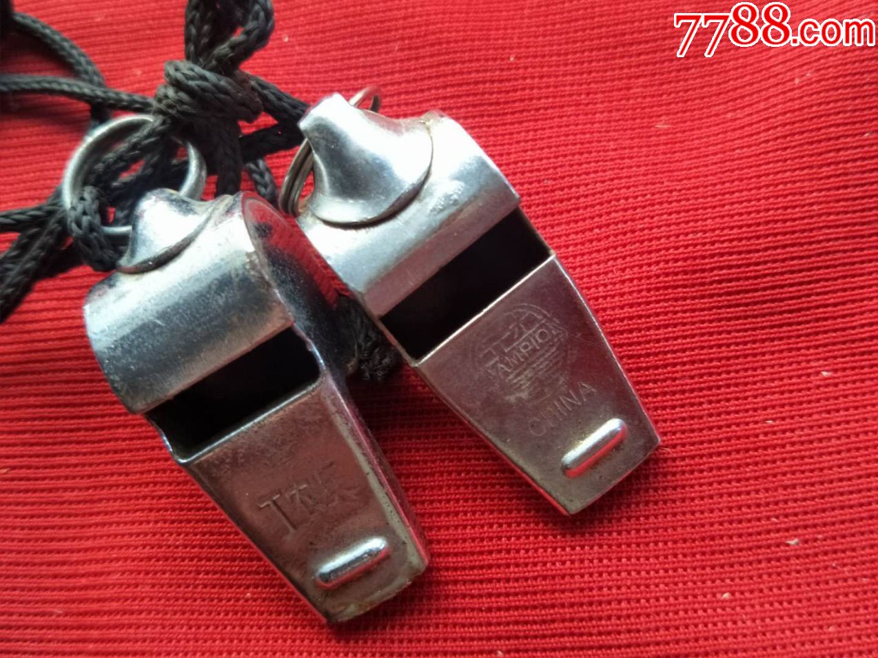 少见的工农兵标哨子,一个是其它牌子,都是铁的,磁铁吸,两个一起拍