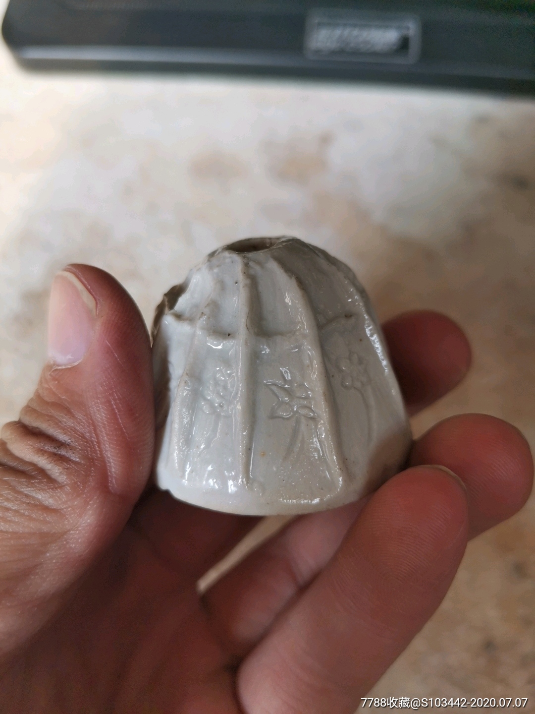 清代德化窑花卉小香插一个