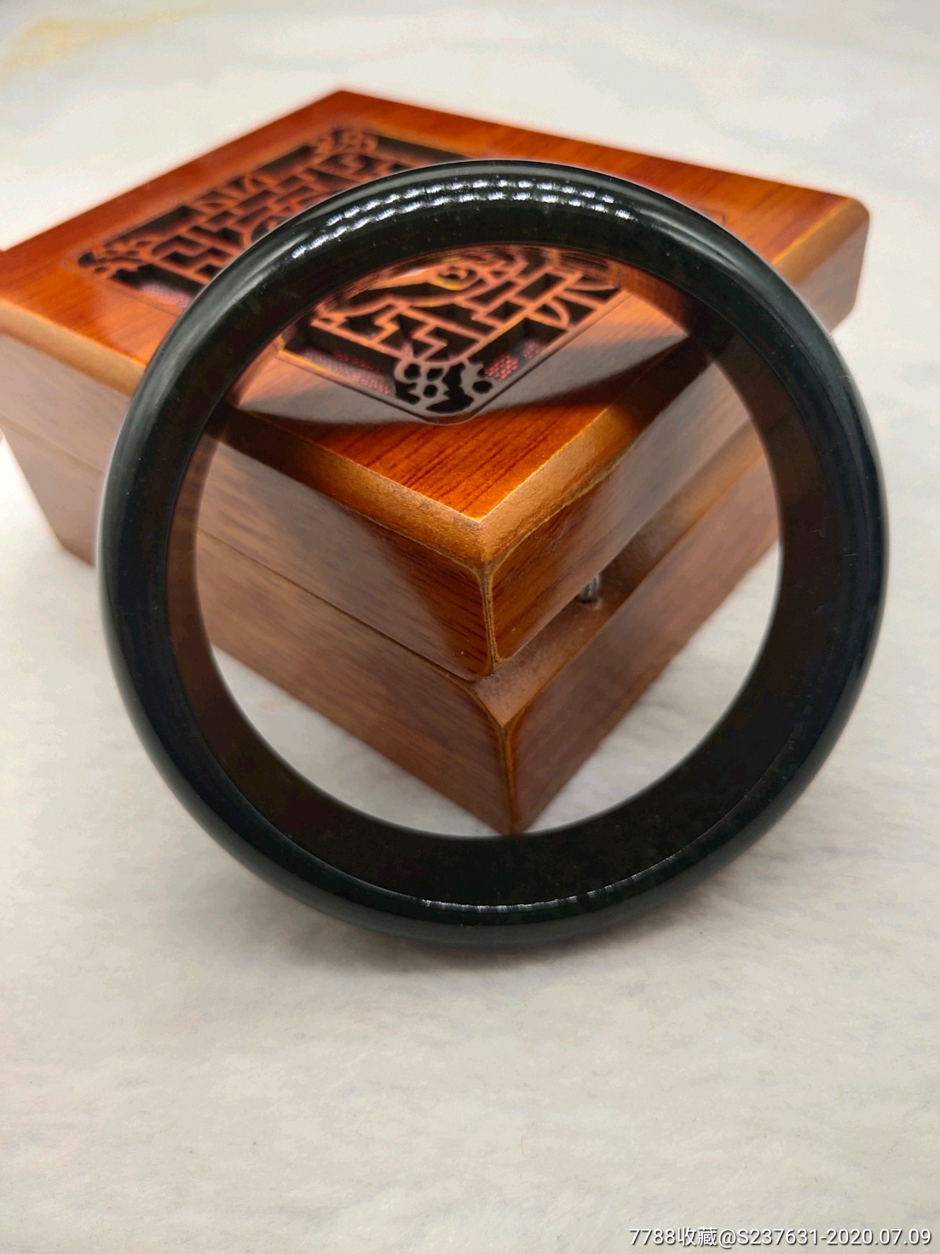 新疆和田玉籽料黑青玉手镯