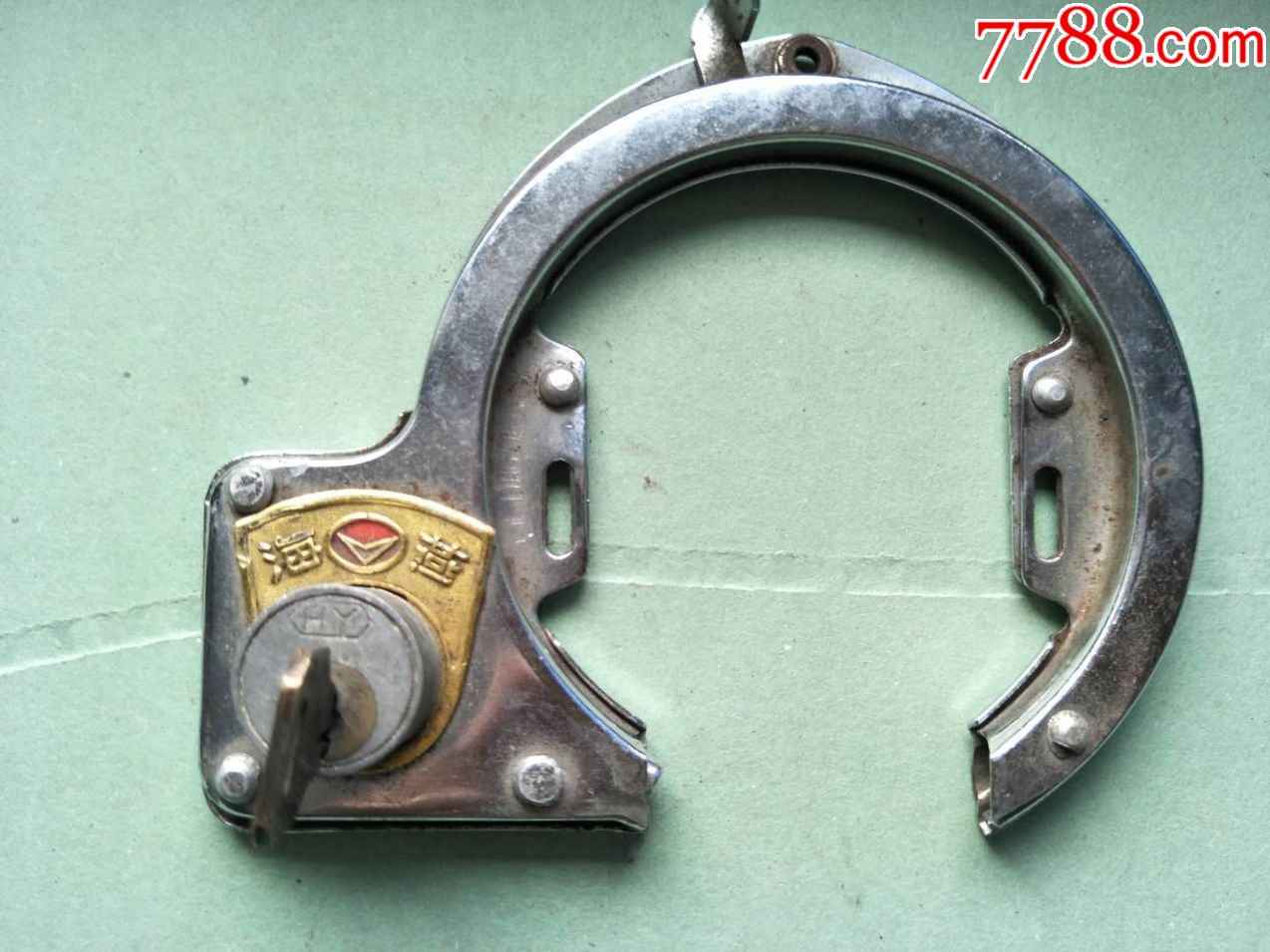 海燕牌自行车锁,八成新,一把原钥匙,好用,品相如图