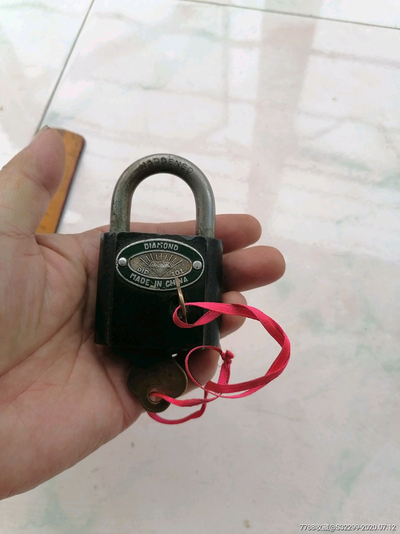 钻石牌锁,二把钥匙,二个锁孔