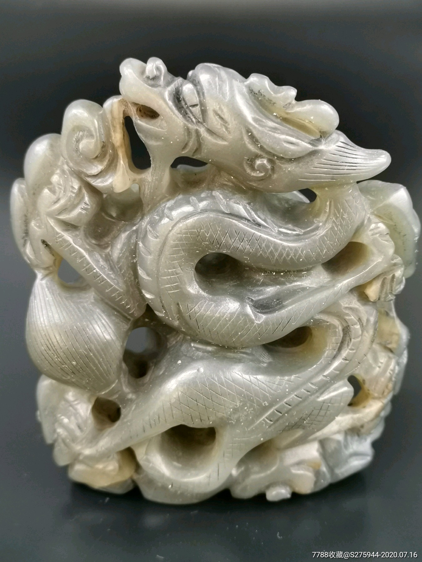 明代和田青玉雕龙摆件